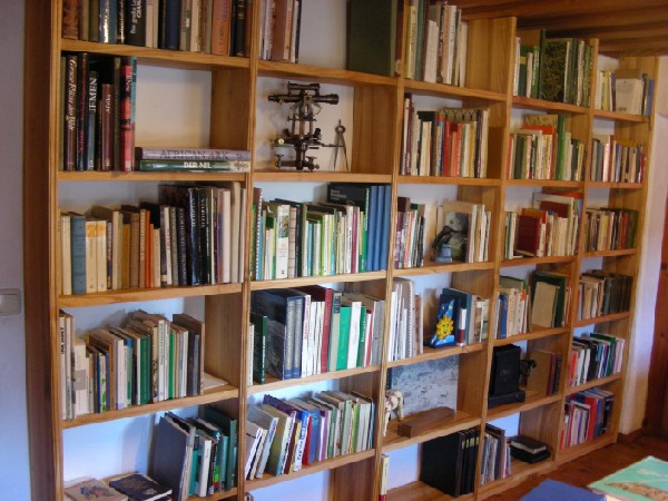 Bücherregal in Kirschholz